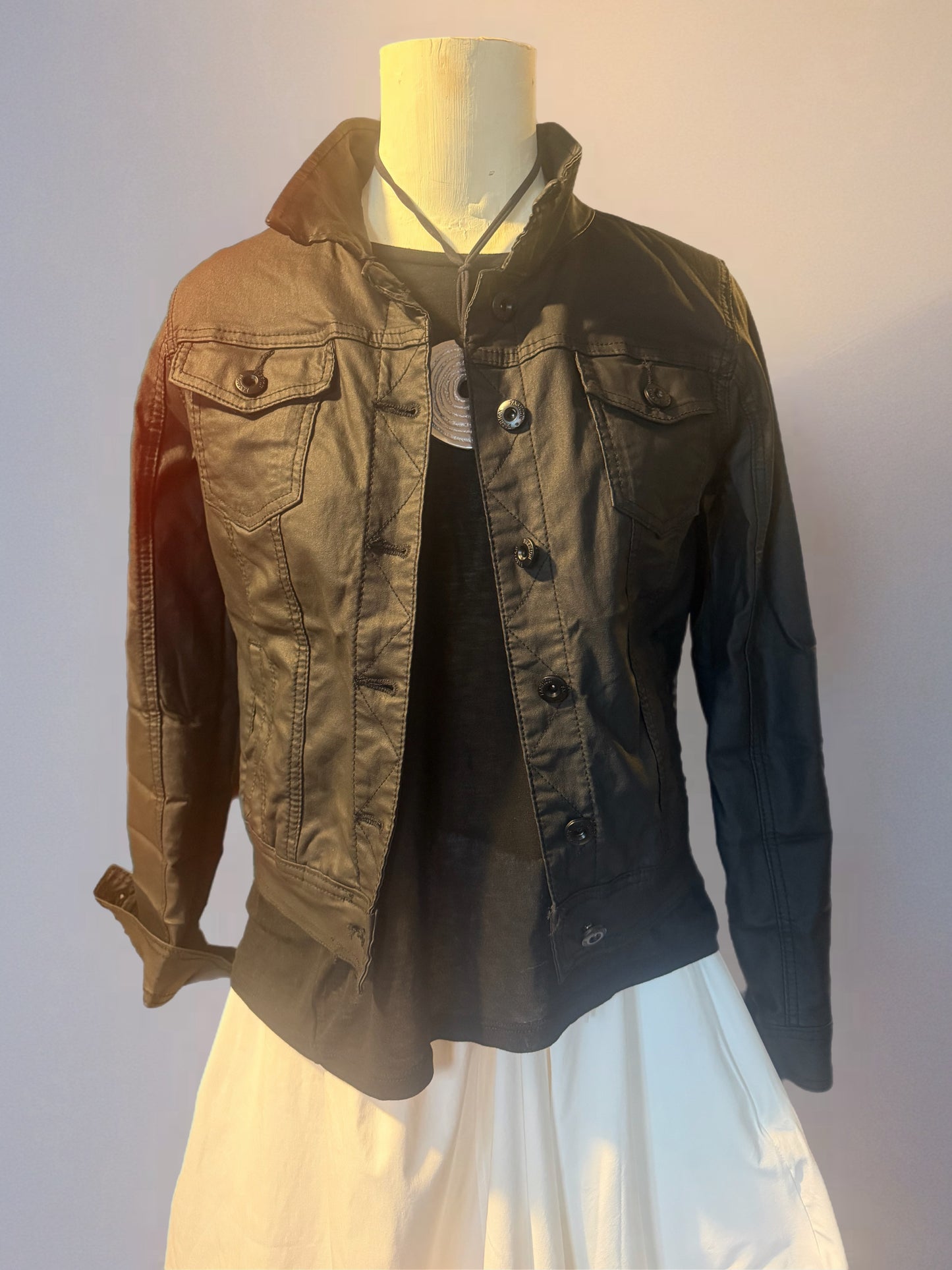 Giacca Trucker Nera Elasticizzata - Versatile & Trendy